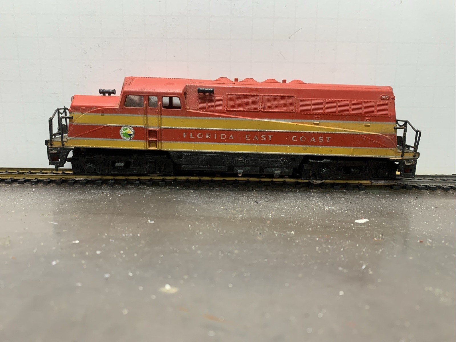 HO AHM Tempo Florida East Coast Monan Diesel Locomotive