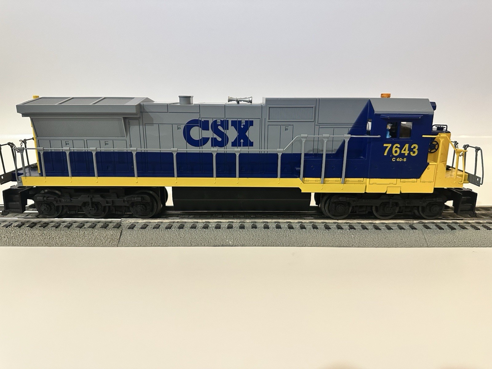 Lionel 6-18215 O Gauge CSX Dash 8 40-C Diesel Engine #7643 EX+/Original Box
