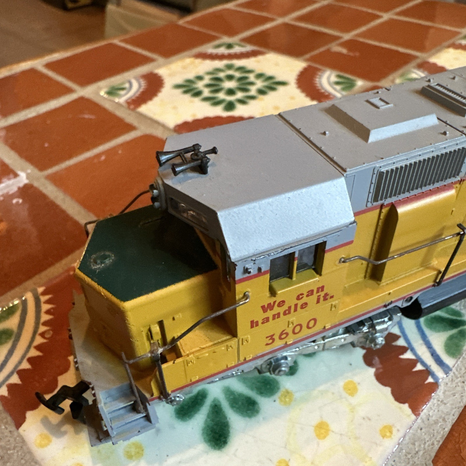 Athearn Yellow Gray Union Pacific 3600 Diesel Locomotive HO Scale Plastic Train