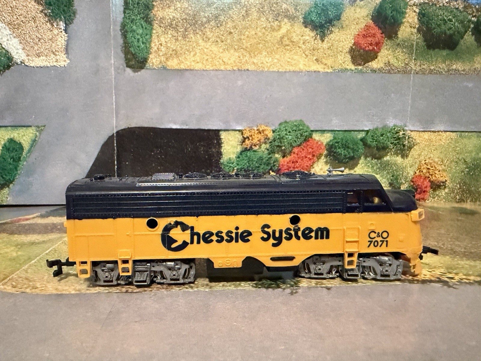 HO Scale Chessie System C&O 7071 Diesel Locomotive Tested Runs Vintage