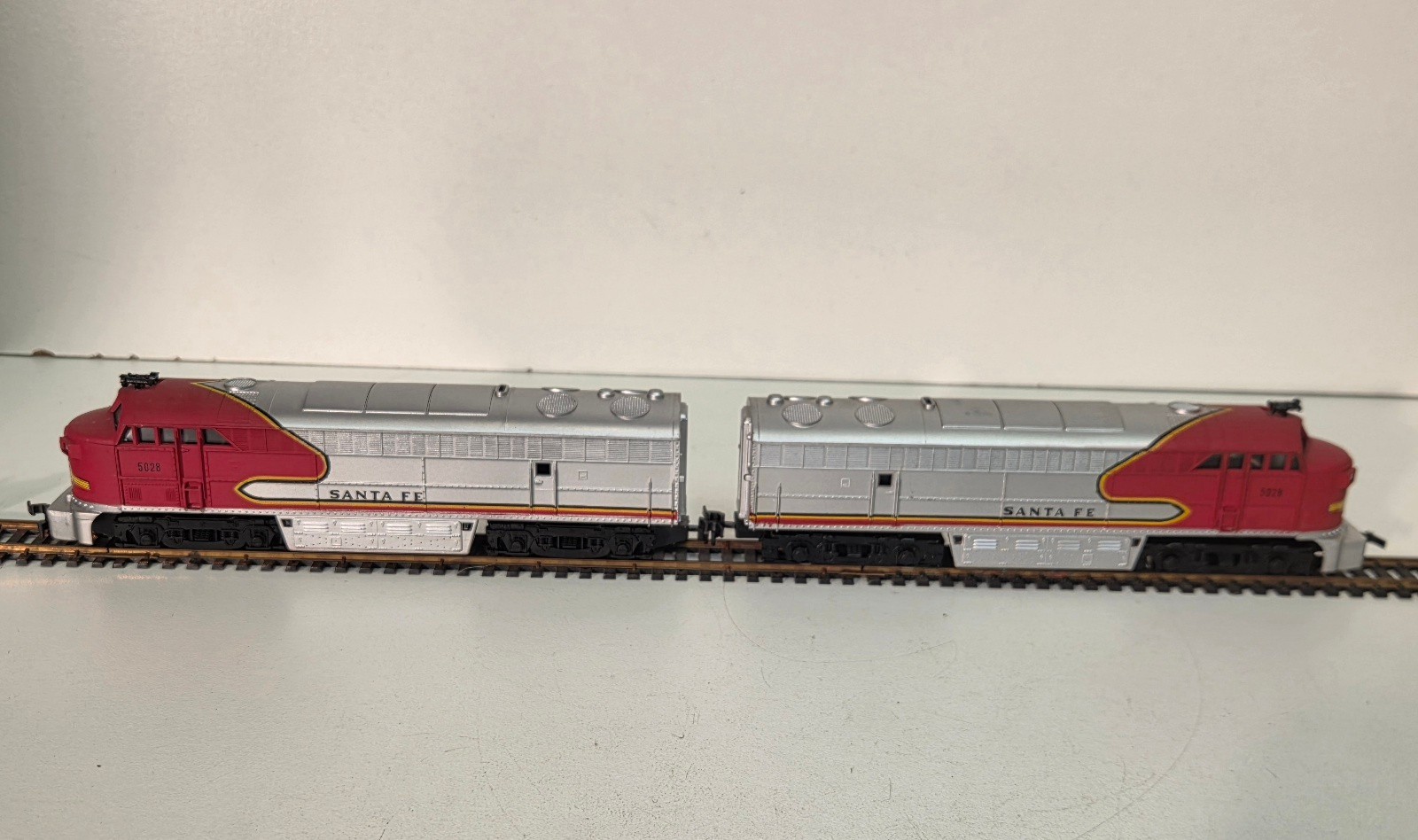 Vintage HO AHM Mehano Santa Fe FM C-Liner Diesel Power Locomotive + Dummy w/ OB