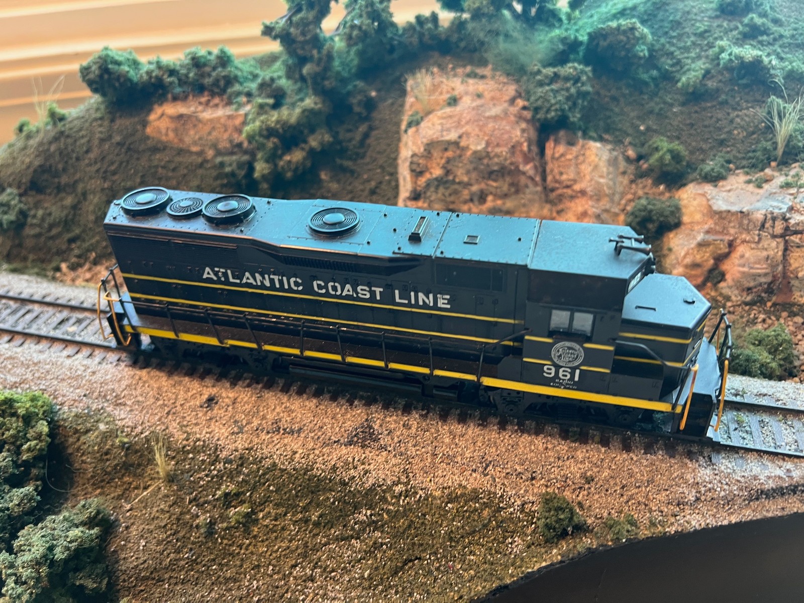 ATHEARN ~ SEABOARD GP-35 POWERED LOCOMOTIVE # 1415 HO SCALE RUns