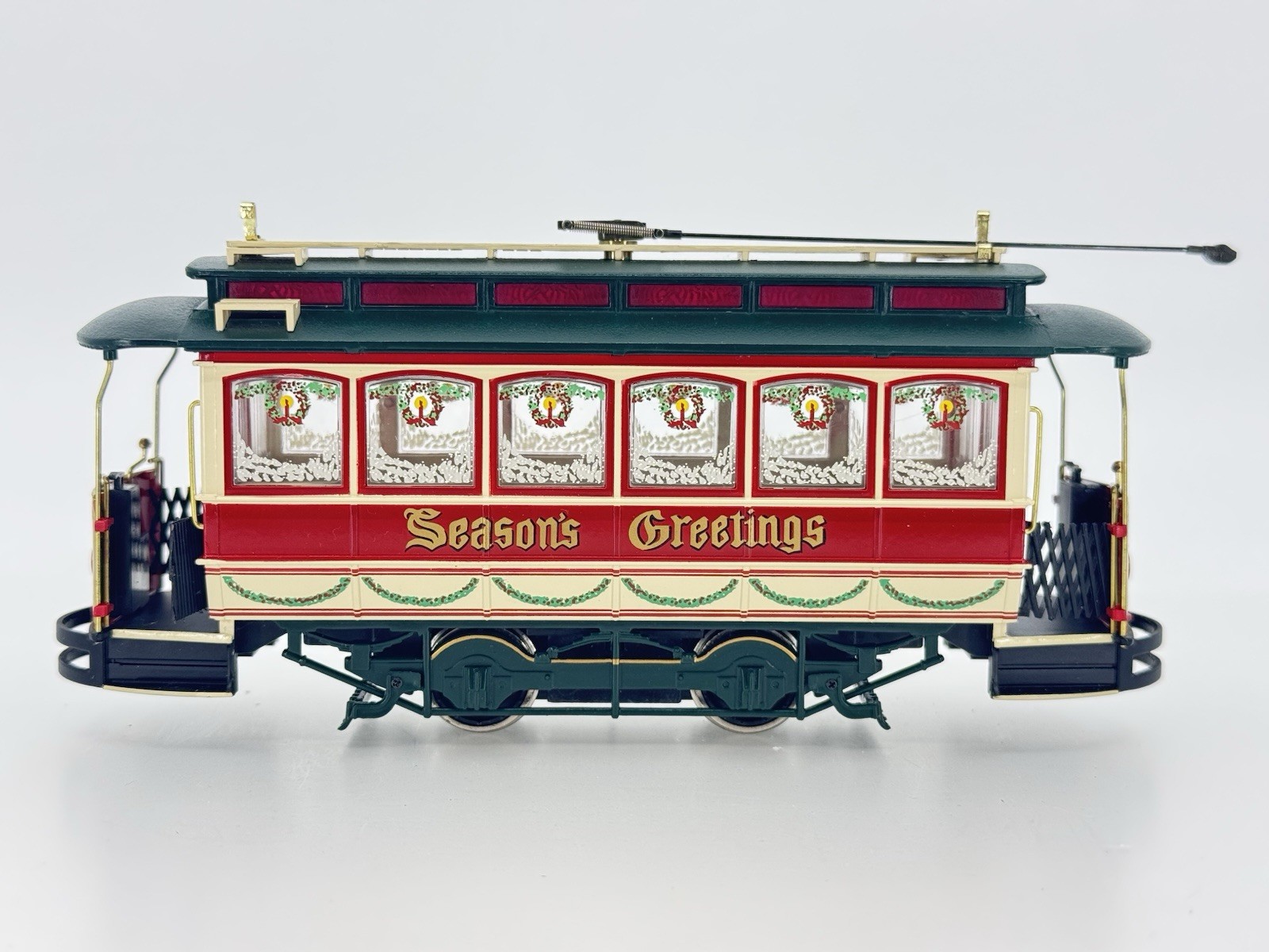 On30 Bachmann Spectrum 25127 Christmas Closed Street Car Trolley Locomotive