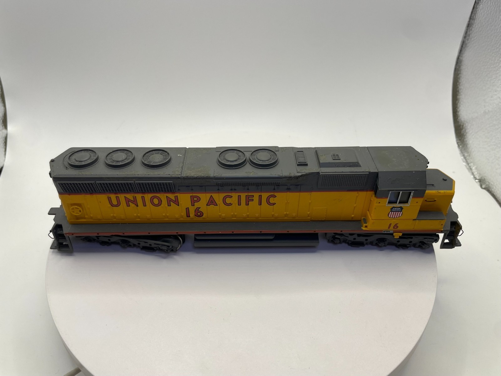 HO Scale Union Pacific SD45 Locomotive #16 – Light Function Details NOT Included