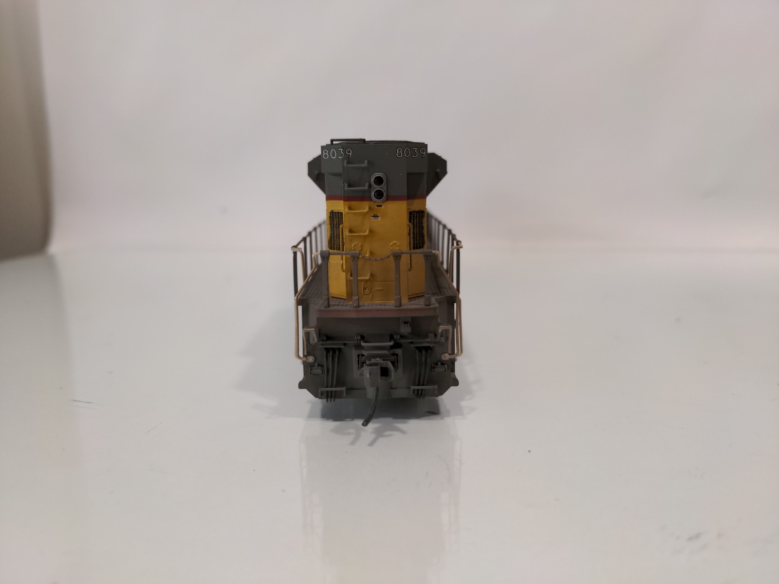 Kato HO 37-6358 SD90/43MAC Locomotive Union Pacific UP 8039 Light Weathering