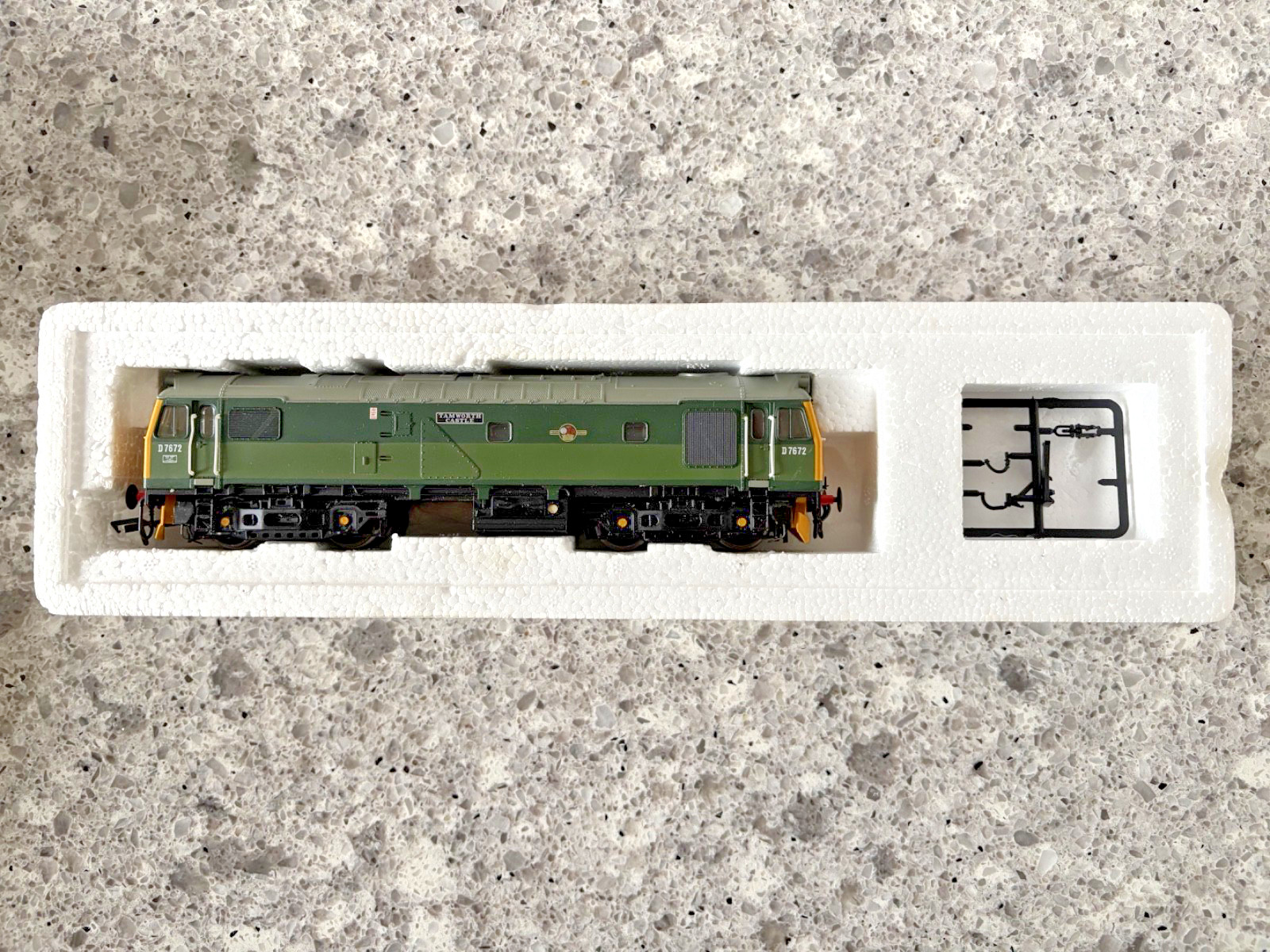 BACHMANN CLASS 25/3 B0-B0 DIESEL TWO TONE GREEN TAMWORTH CASTLE DCC FITTED