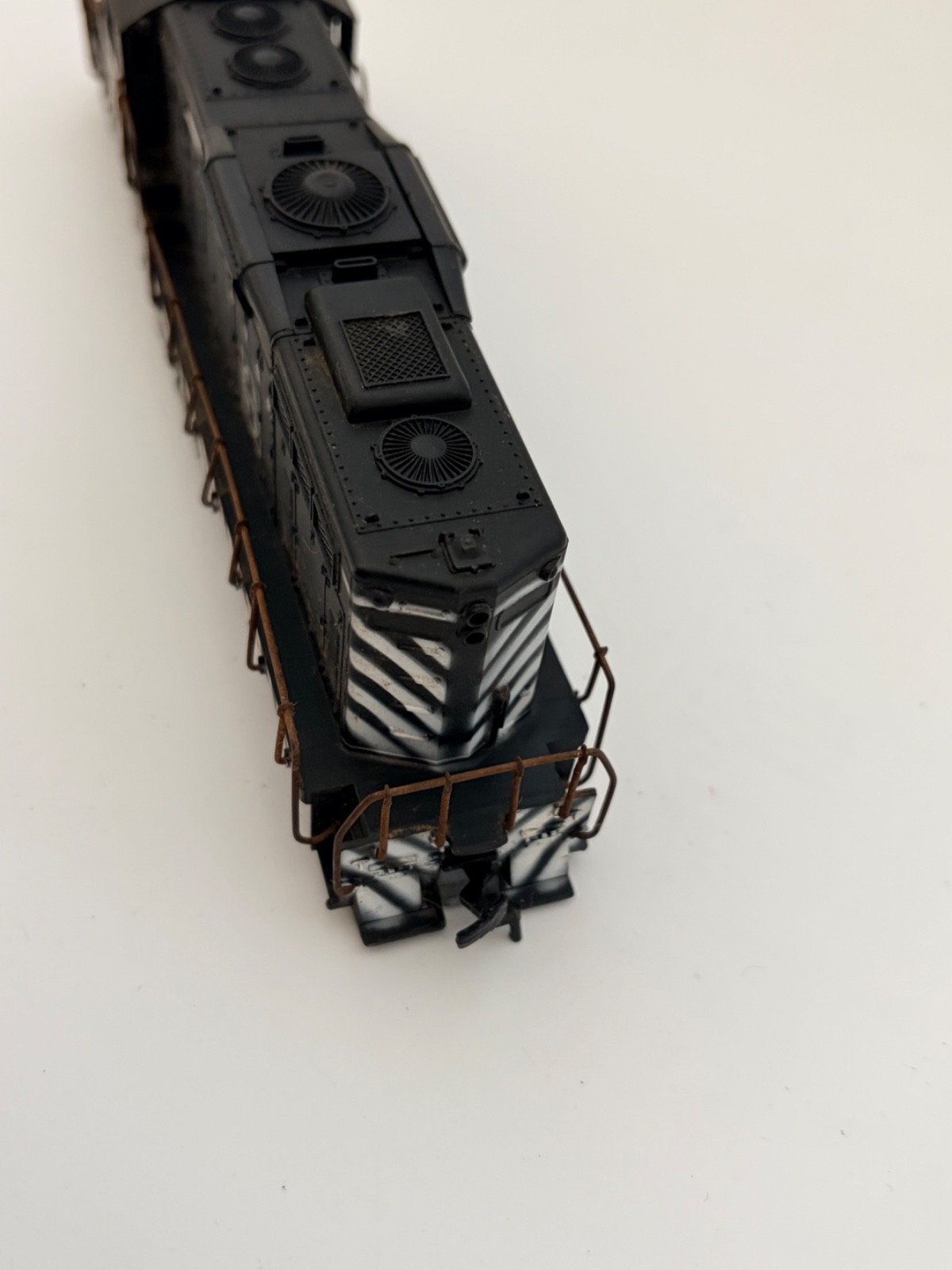 Athearn HO A.T.S.F. Santa Fe Diesel Locomotive #2685 Shell w/ Chassis Vintage