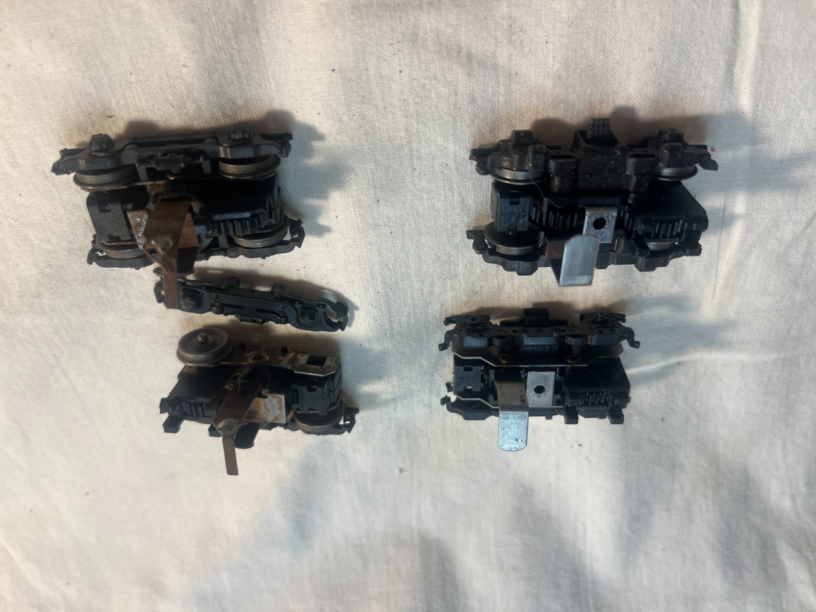 HO scale locomotive PARTS, 2 sets of geared trucks, unknown manufacture