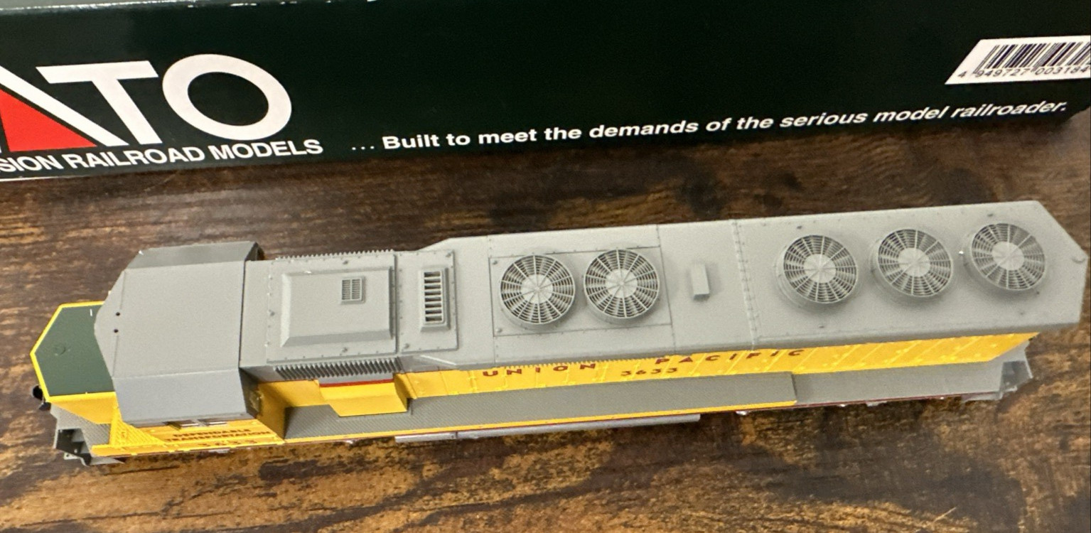 KATO HO #37-1717 EMD SD45 Diesel Locomotive Union Pacific #3633 Runs Well LNIB!