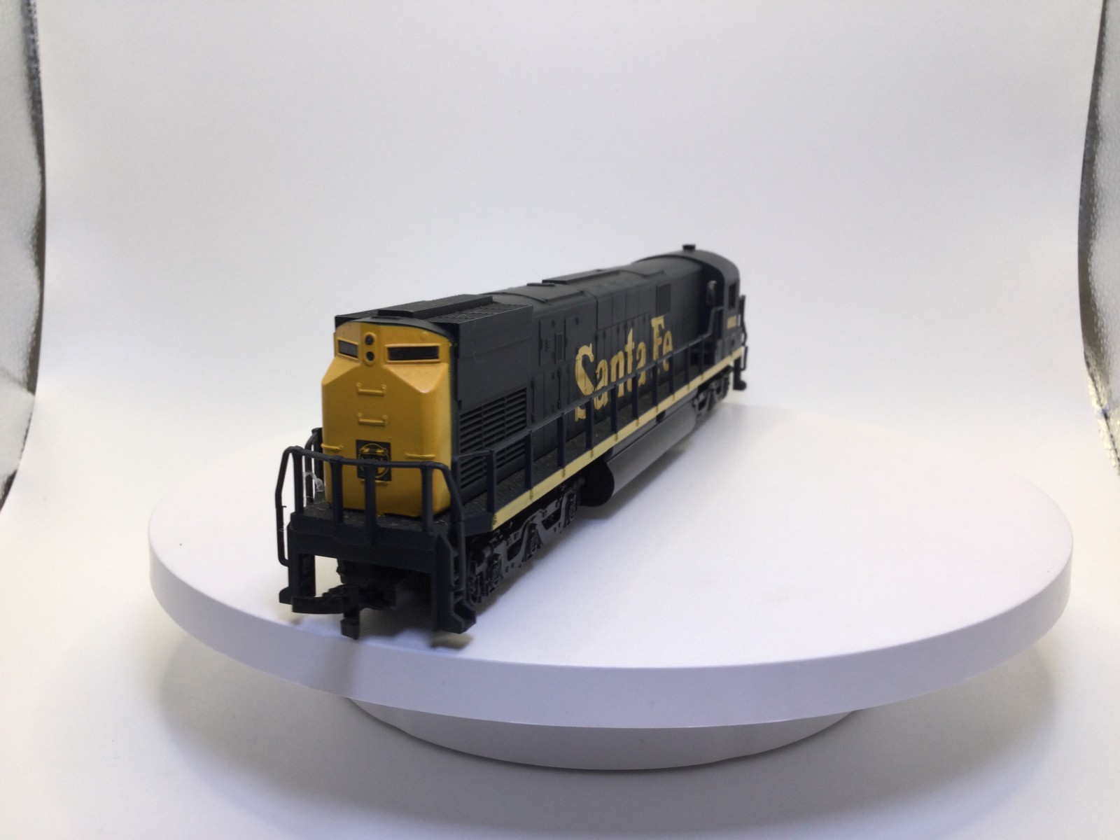 HO Scale Santa Fe Alco C-628 Deisel Powered Locomotive #6682 With Lights
