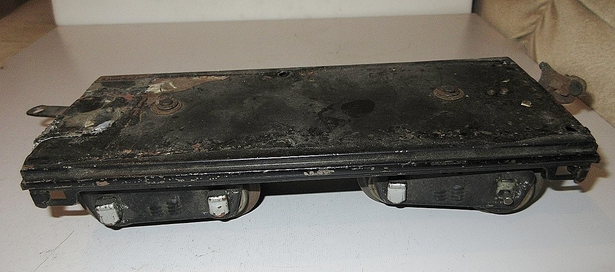LIONEL #1835T STANDARD GAUGE TENDER FRAME W/TRUCKS