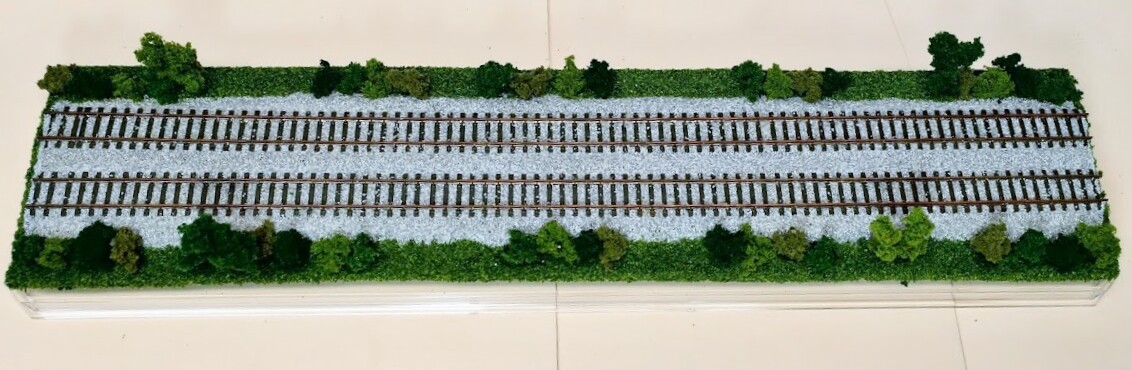 N SCALE 16″ DOUBLE-TRACK DISPLAY CASE – SUMMER SCENE-FOR ANY N TRAINS