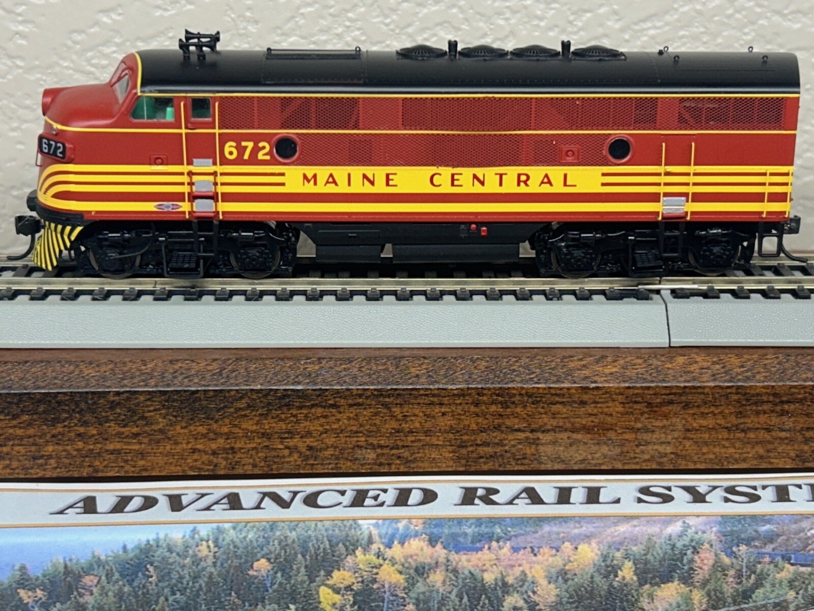 MAINE CENTRAL 672 EMD F3A LOCO – FACTORY DC/DCC / QUANTUM SOUND HO Scale NEW OOP
