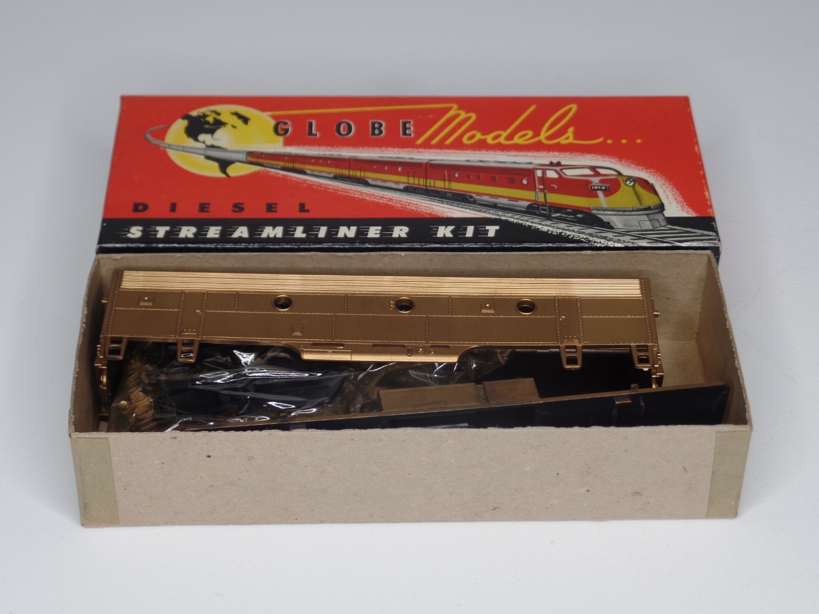 Globe Models HO Scale 1:87 Gold Diesel Streamliner Kit B89 EMD F7-B Unit Unbuilt