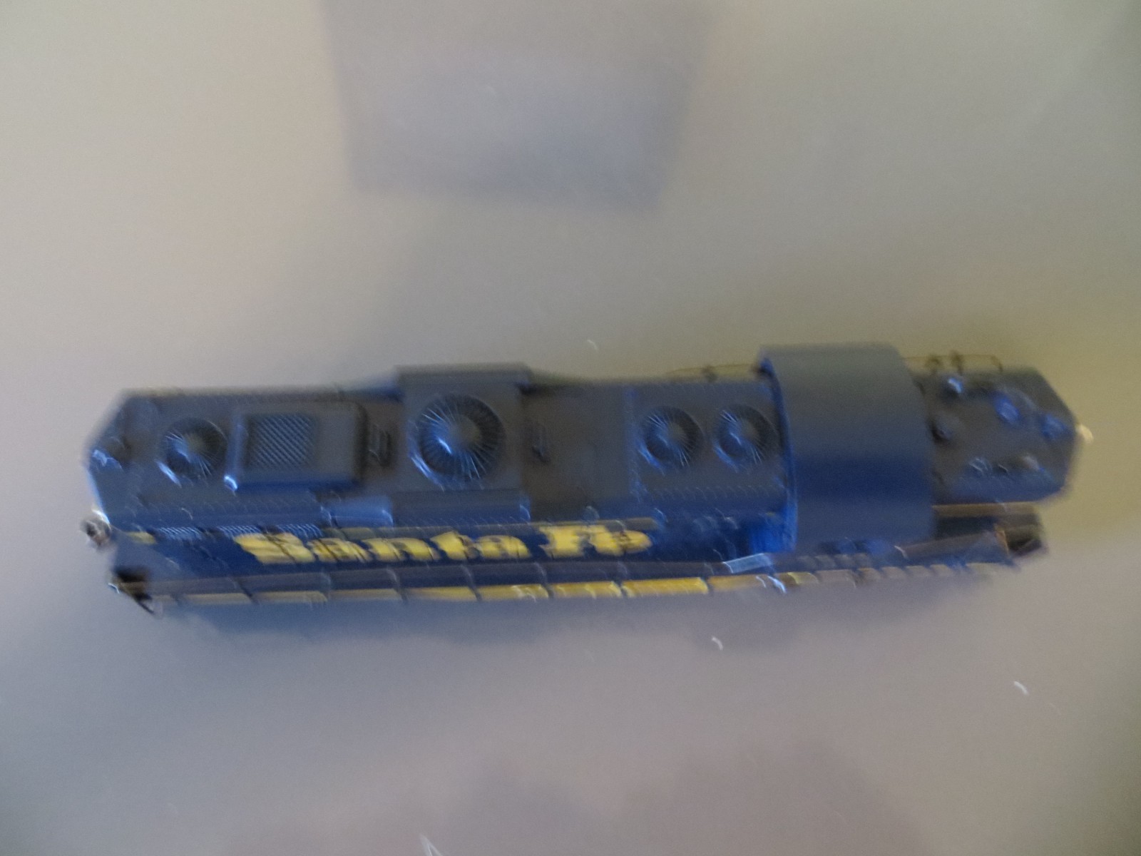 HO Life-Like Vintage Lighted Santa Fe Diesel Locomotive–Dual Flywheels-A266