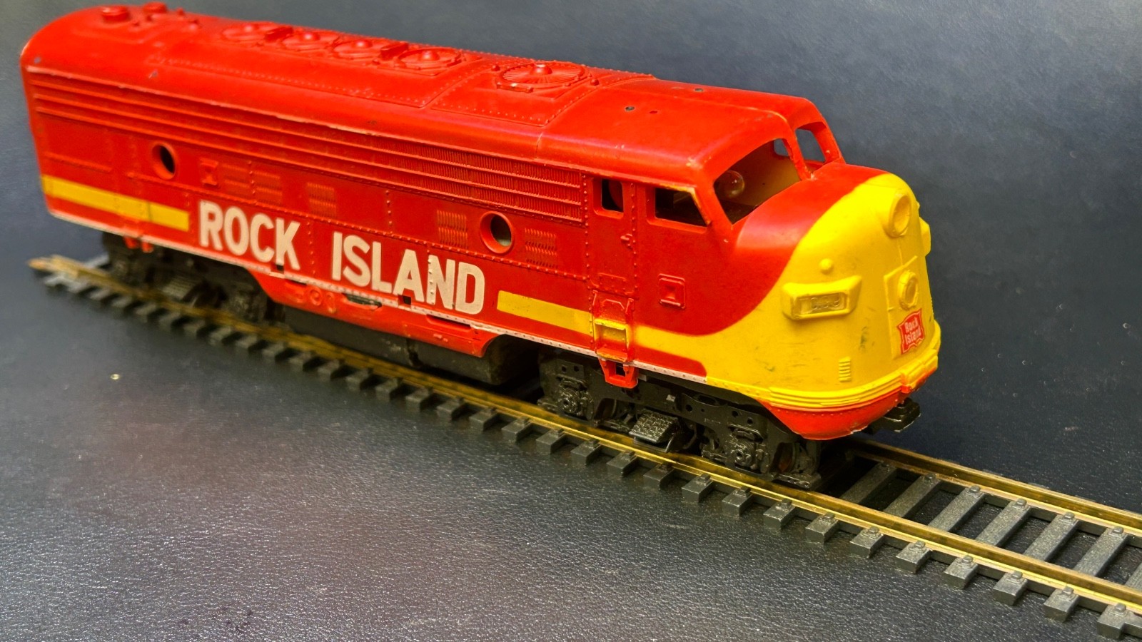 HO Powered Locomotive High Toque (8WD) in a Rock Island shell – WORKS, bin 1
