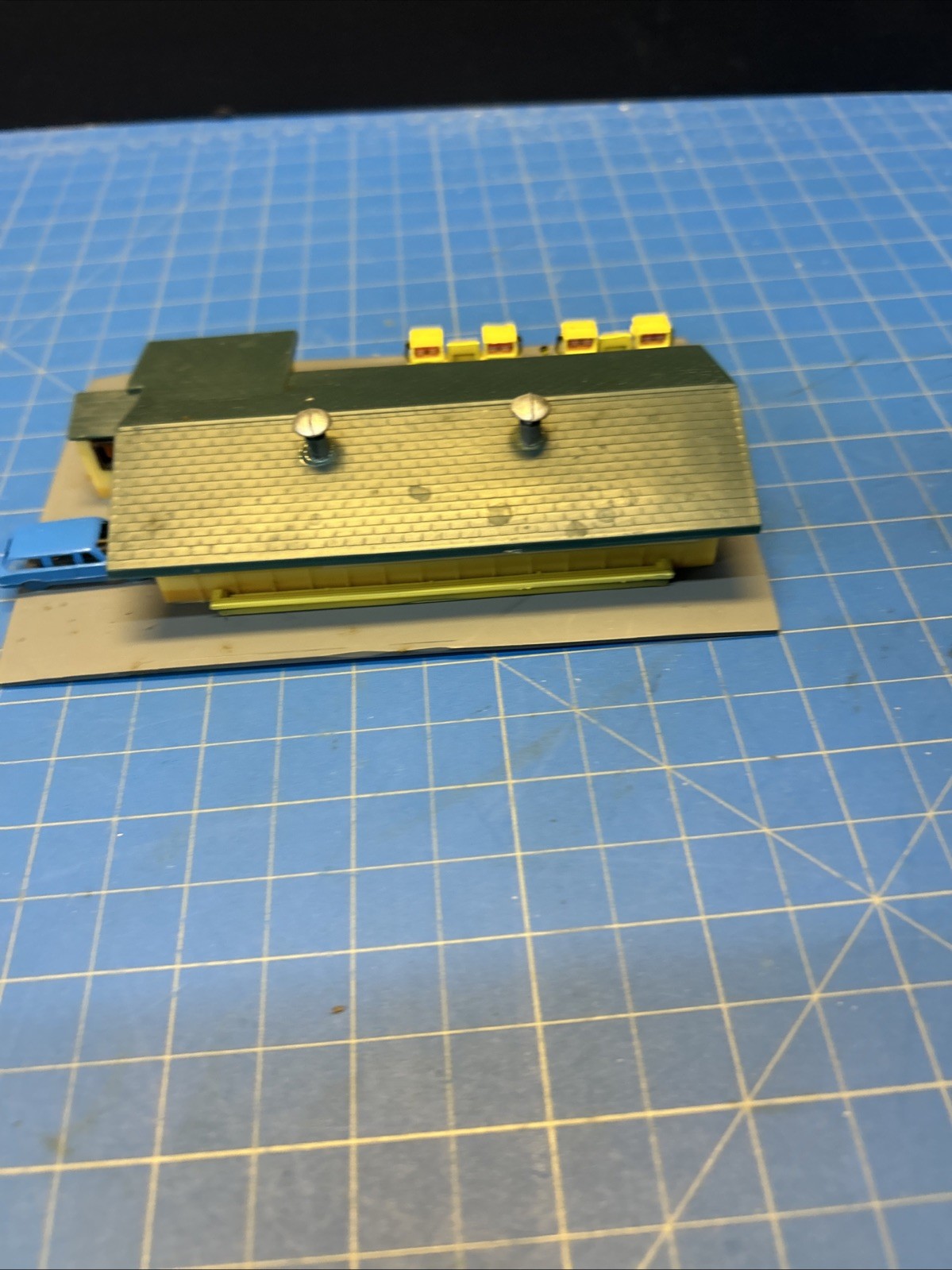 This is Bachmann 55-7405 N Scale Pre-Assembled Jiffy Car Wash Vtg