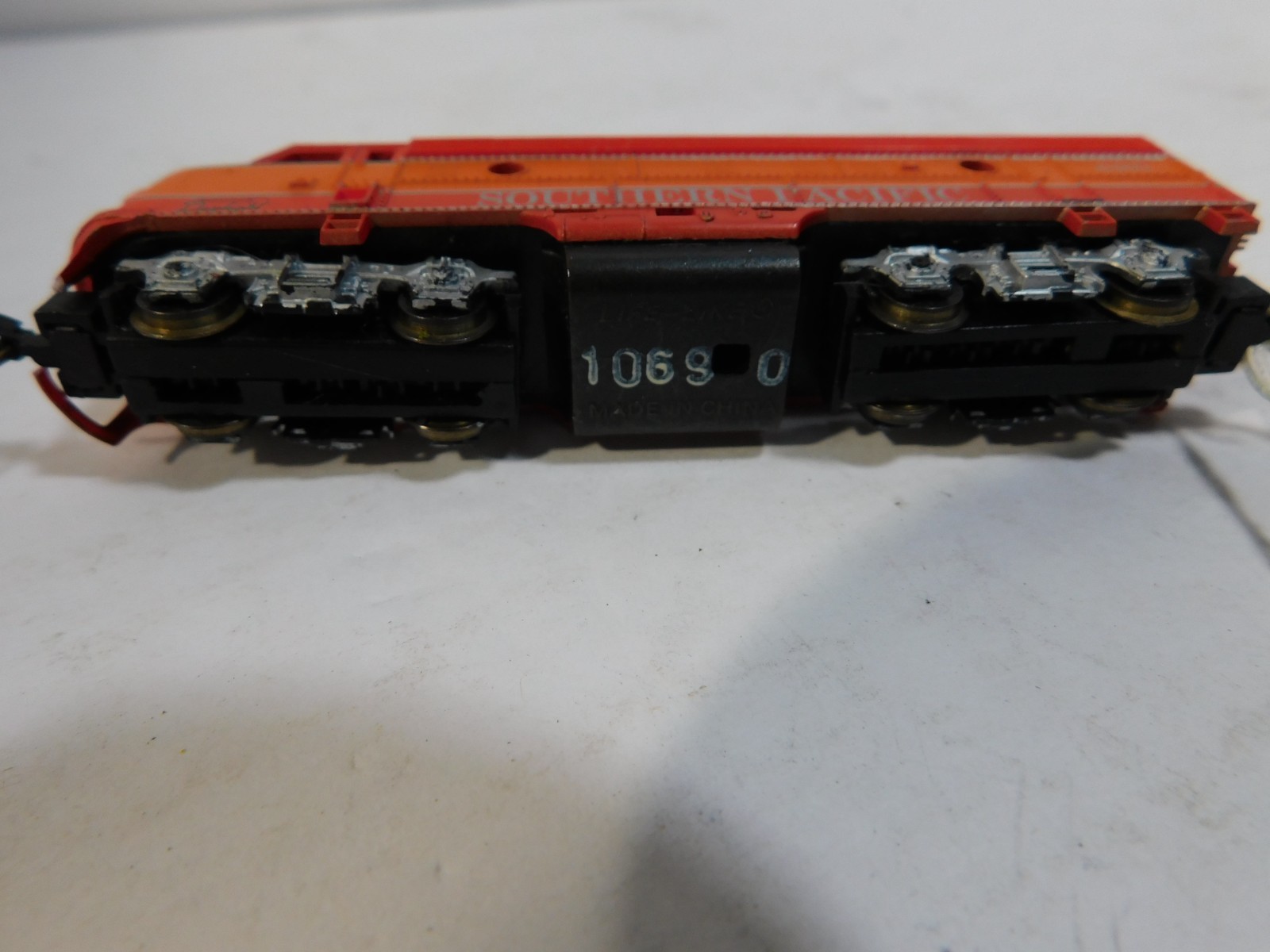 Life Like N Scale 6405 Daylight Southern Pacific F-7 Diesel Locomotive (NB)