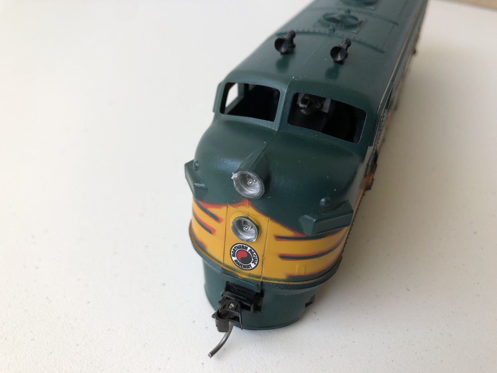 Athearn EMD F-9 Northern Pacific 601 A & Blank Southern Pacific 6441