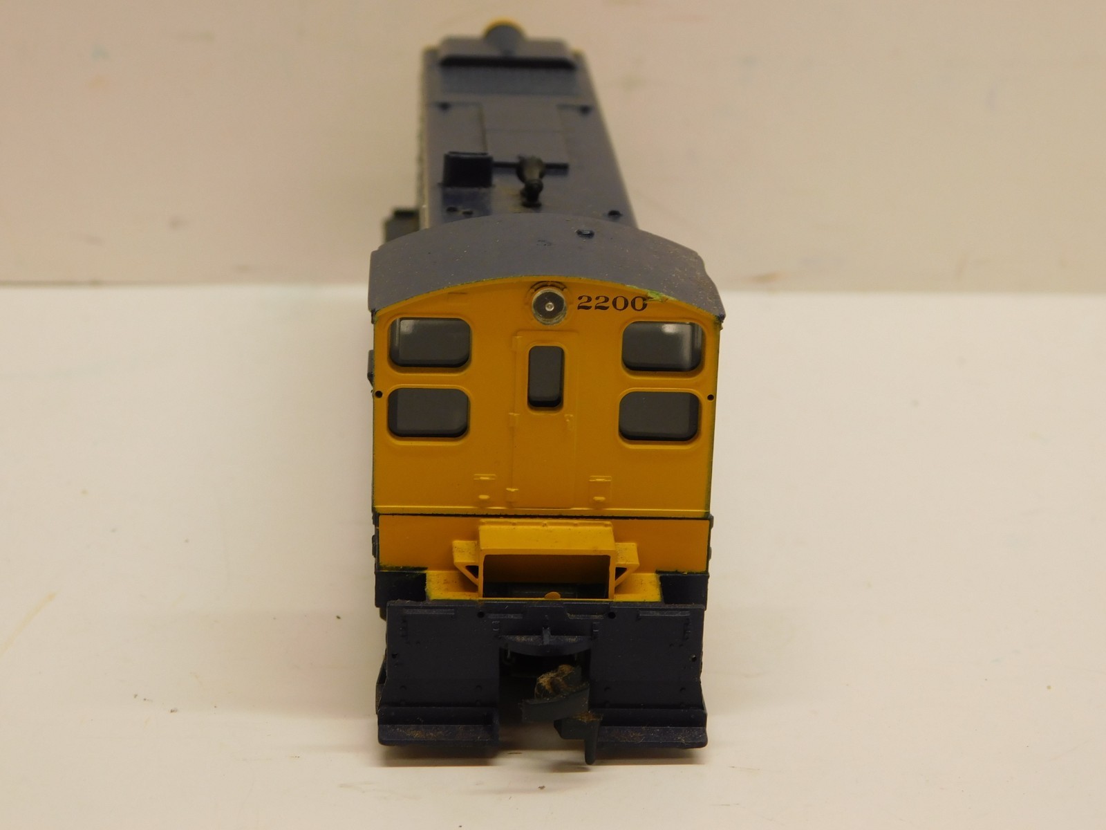 Athearn HO Blue Box Santa Fe S12 Diesel Engine #2200 – Powered Unit