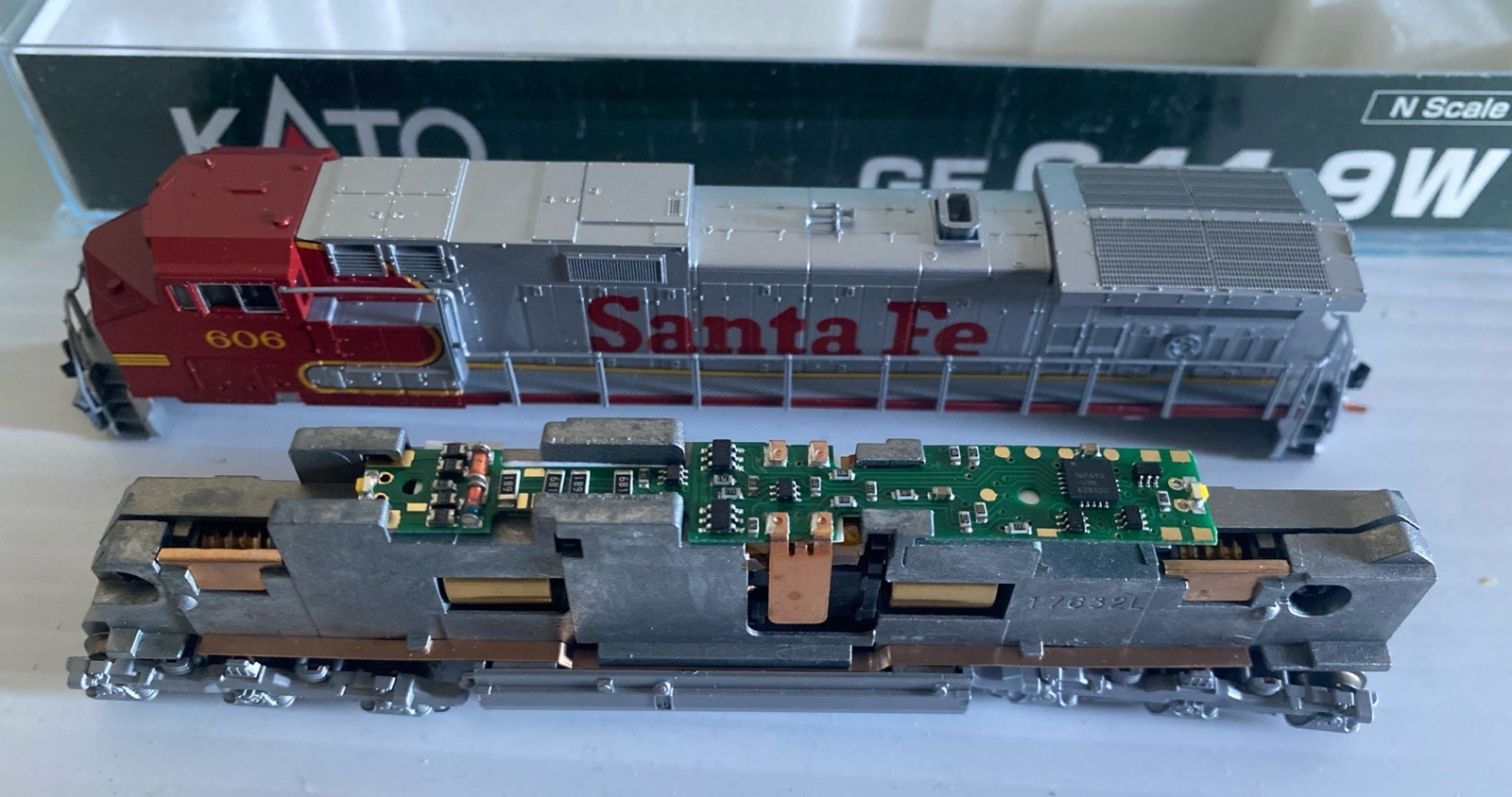 N Scale Kato DCC Equipped C44-9W Santa Fe Locomotive ATSF 606 Locomotive engine