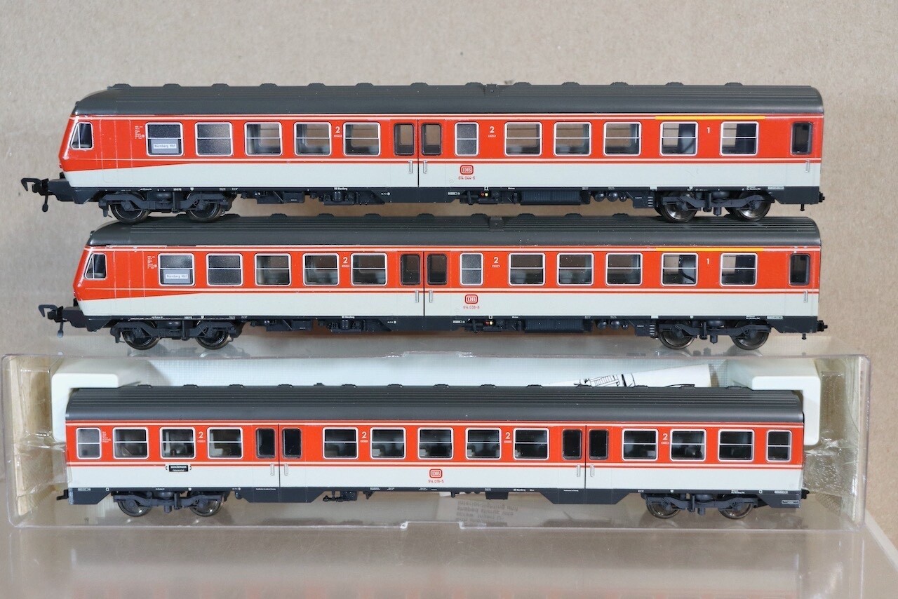 FLEISCHMANN 4430 4432 DB CLASS BR 614 SUBURBAN DIESEL LOCOMOTIVE & COACH SET on