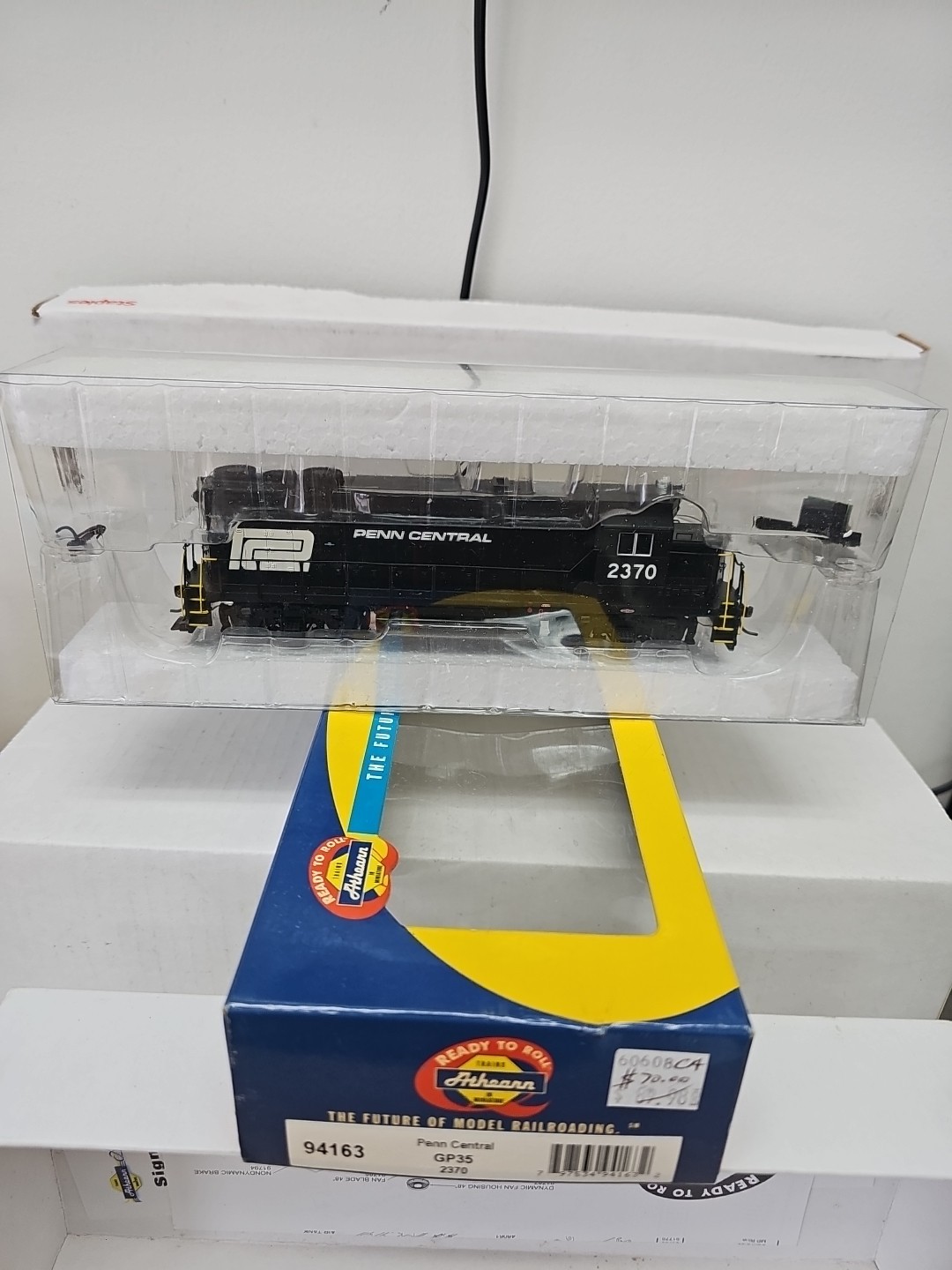 Athearn HO 94163 Penn Central GP35 2370 DC ONLY NO SOUND NEW.