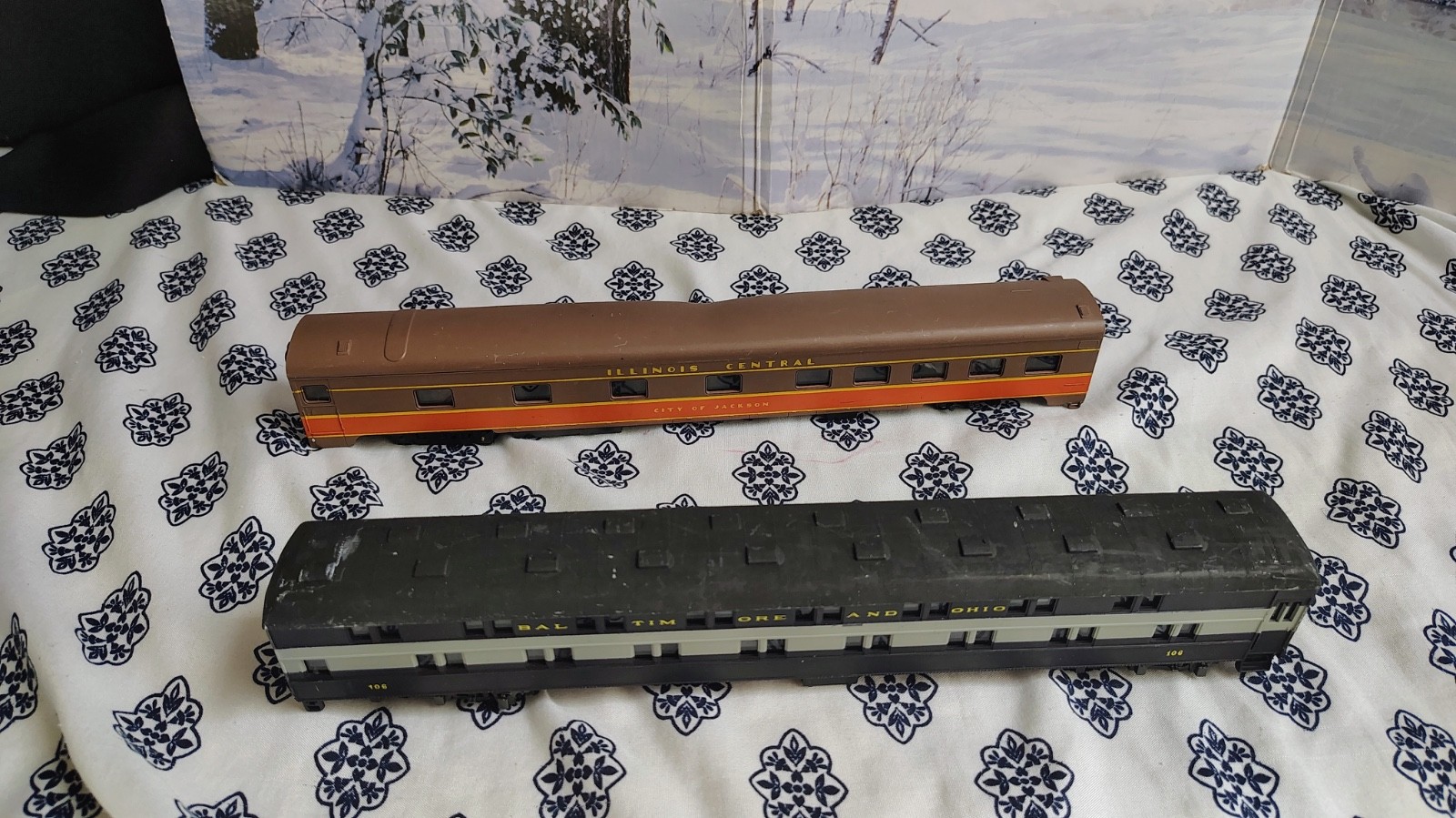 Massive lot of ho scale passenger cars, locomotives and shells READ DESCRIPTION