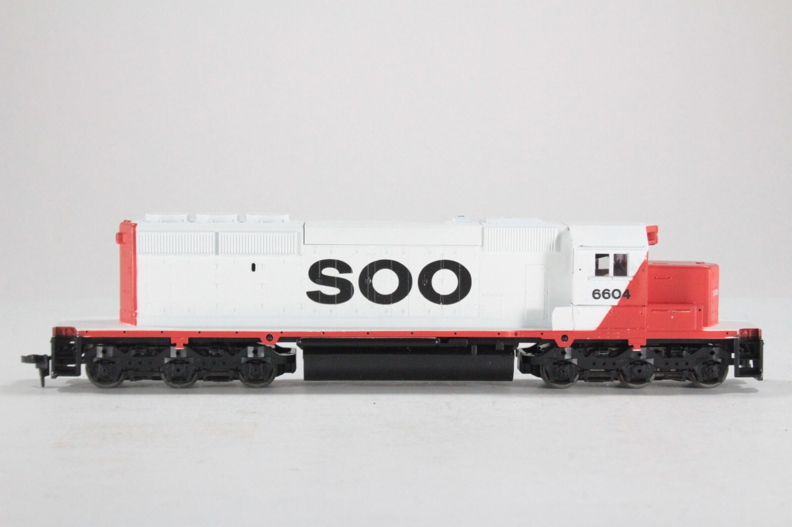 HO Athearn “Blue Box” Soo Line SD40-2 Powered Locomotive All-Whl Pkp Brs Fly New