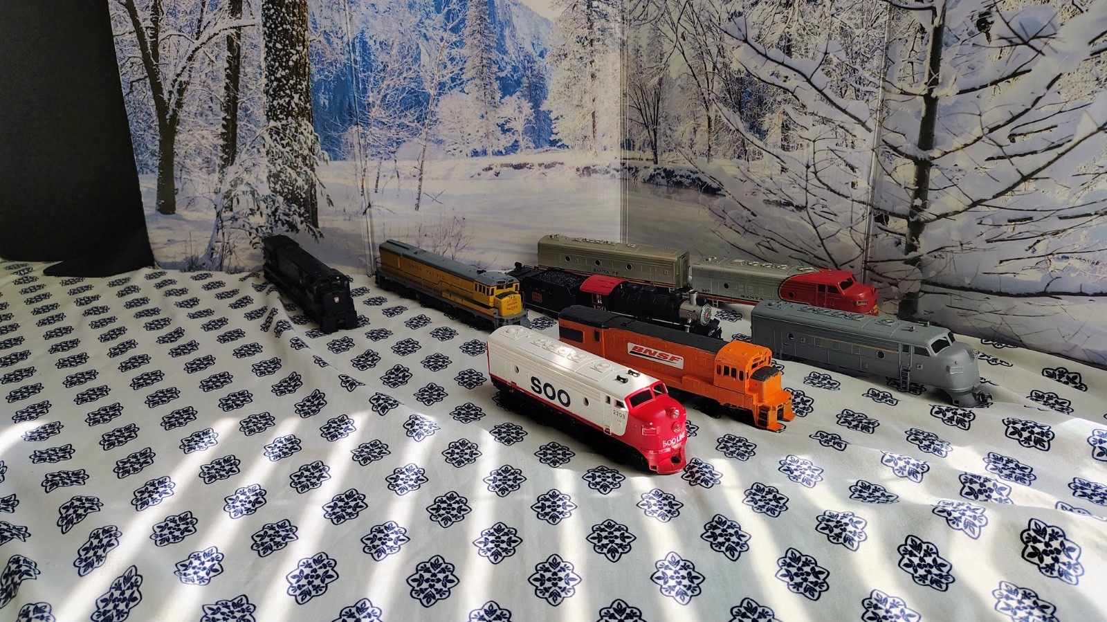 Massive lot of ho scale passenger cars, locomotives and shells READ DESCRIPTION