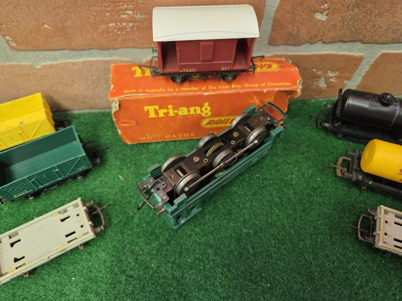 Triang Hornby HO/OO R.152 Australia NZ Diesel Shunter & Wagons Runs