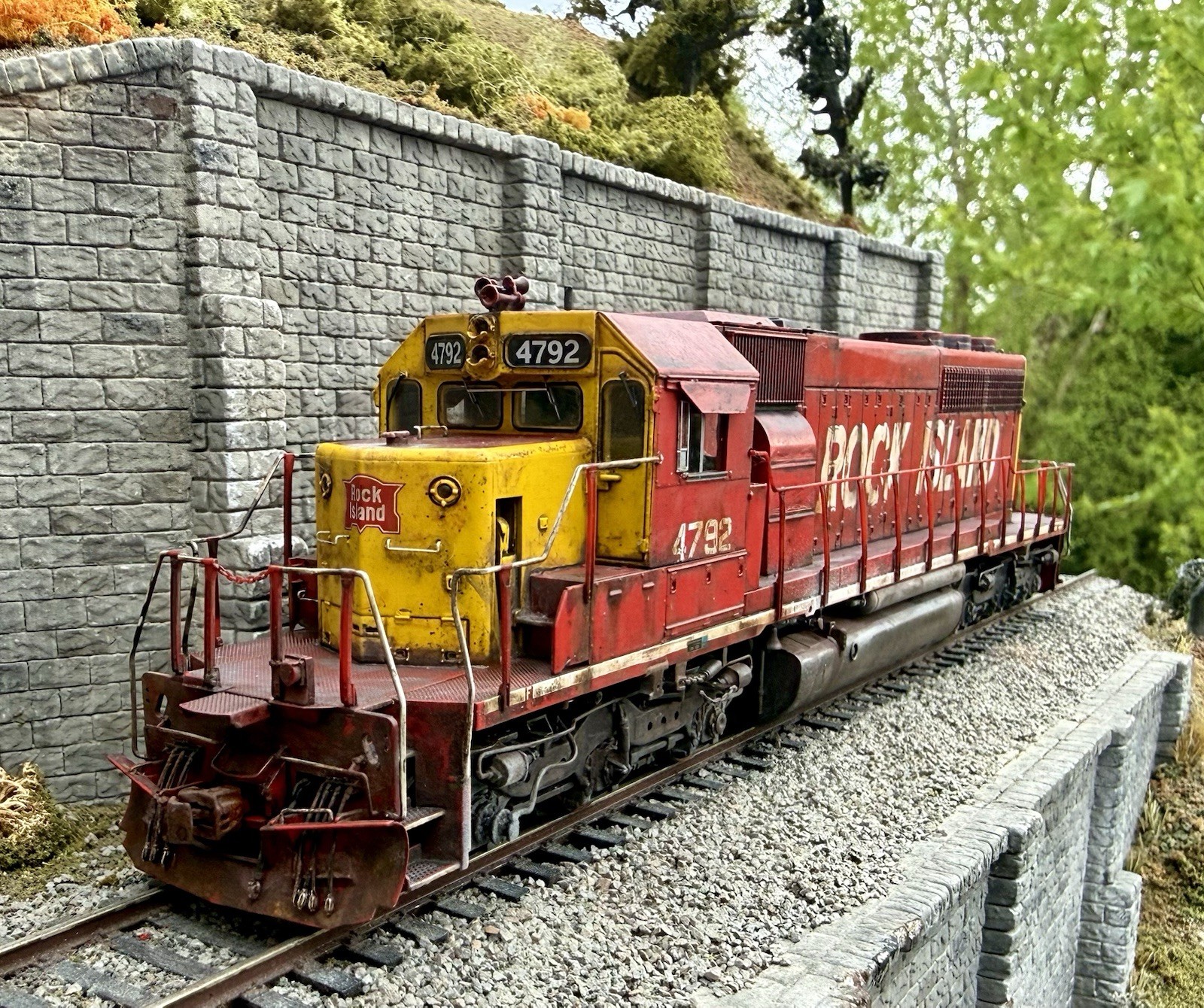 HO ScaleTrains Rivet Counter SD40-2 Rock Island #4792 Sound/DCC /NIB/weathered