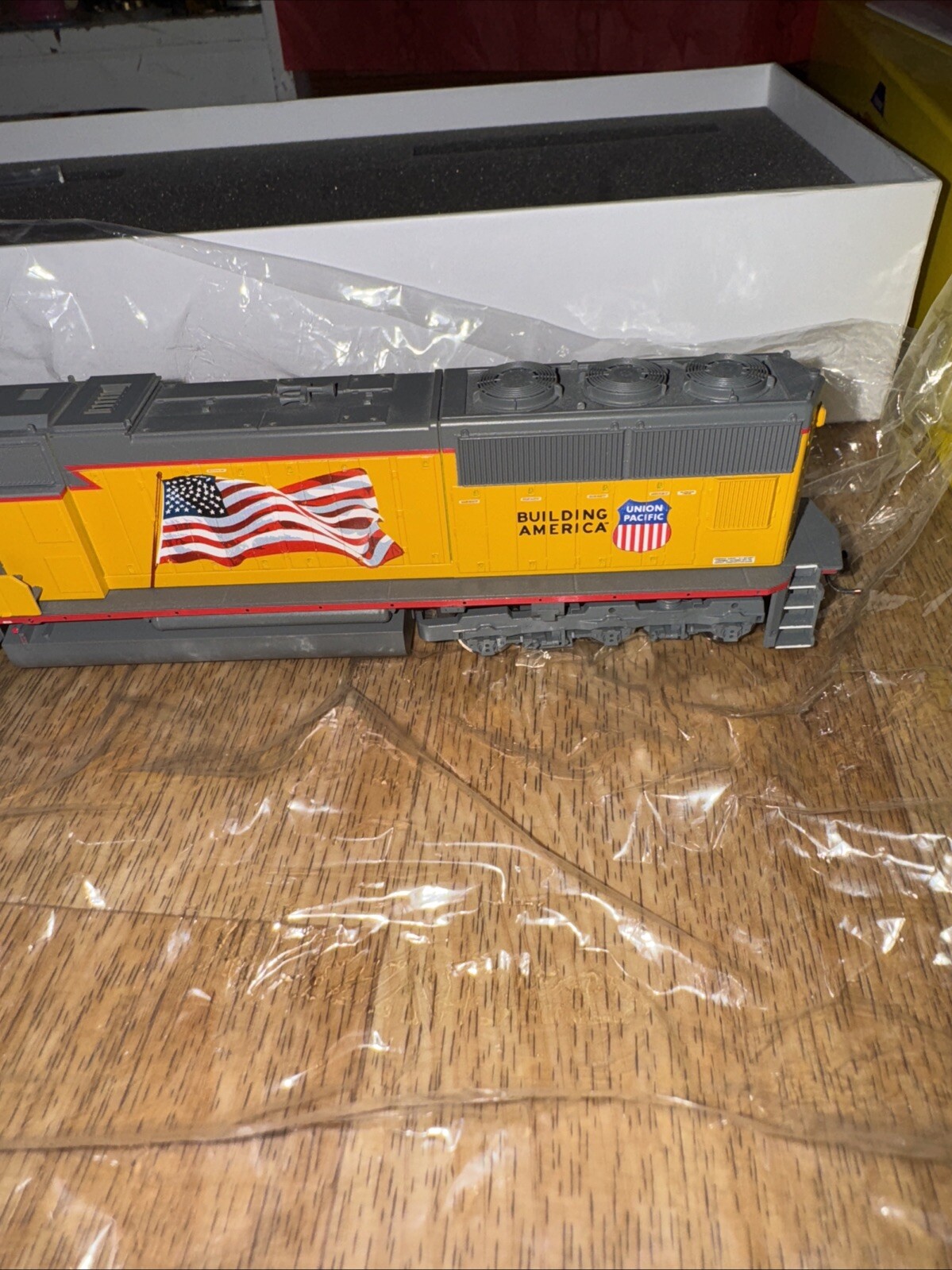 HO Genesis Union Pacific UP SD-70M diesel locomotive 4528 Building America Run