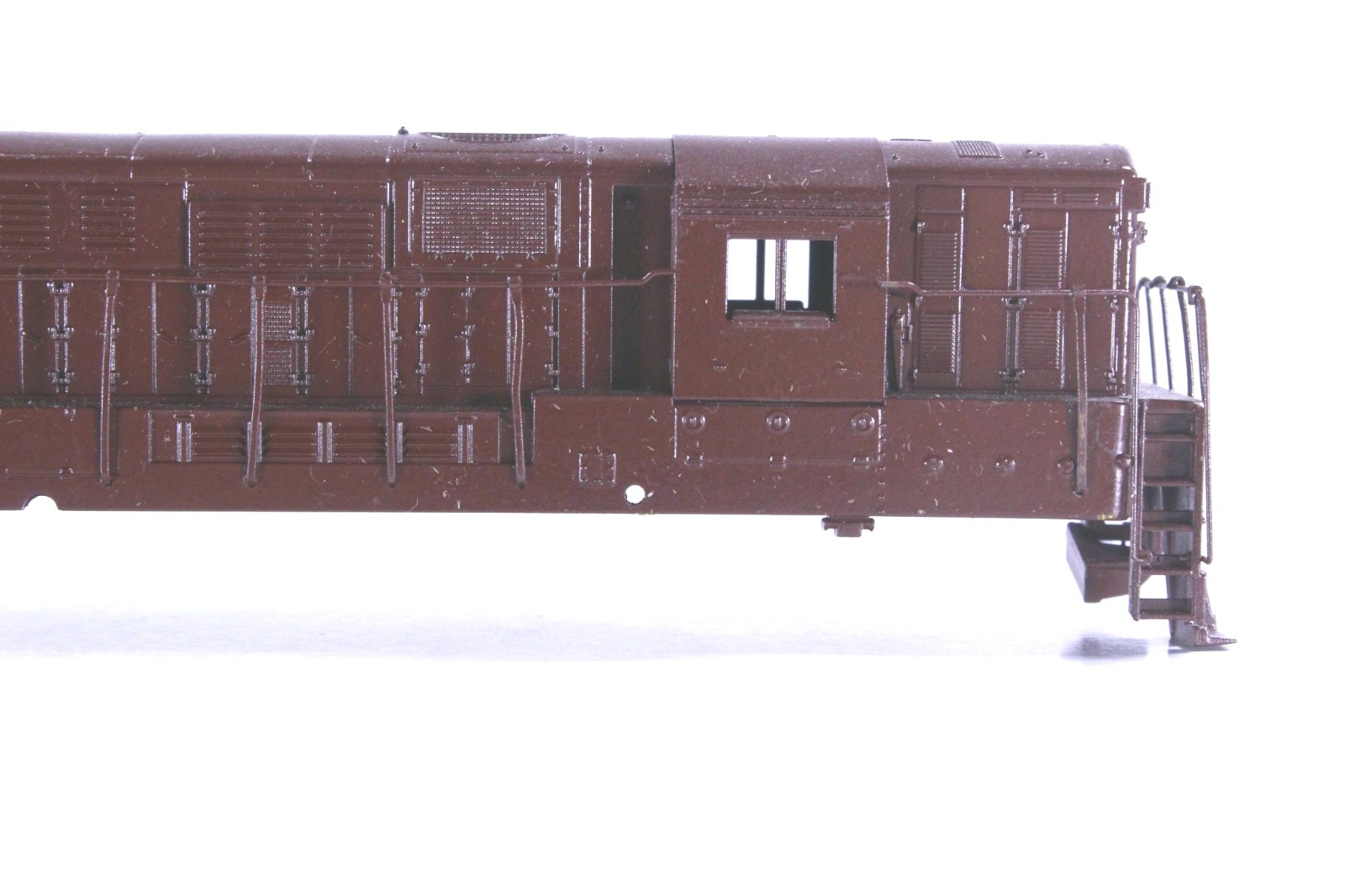 HO Athearn Undecorated Brown FM H-24-66 Trainmaster Shell +Handrails Dmgd Ftbrd