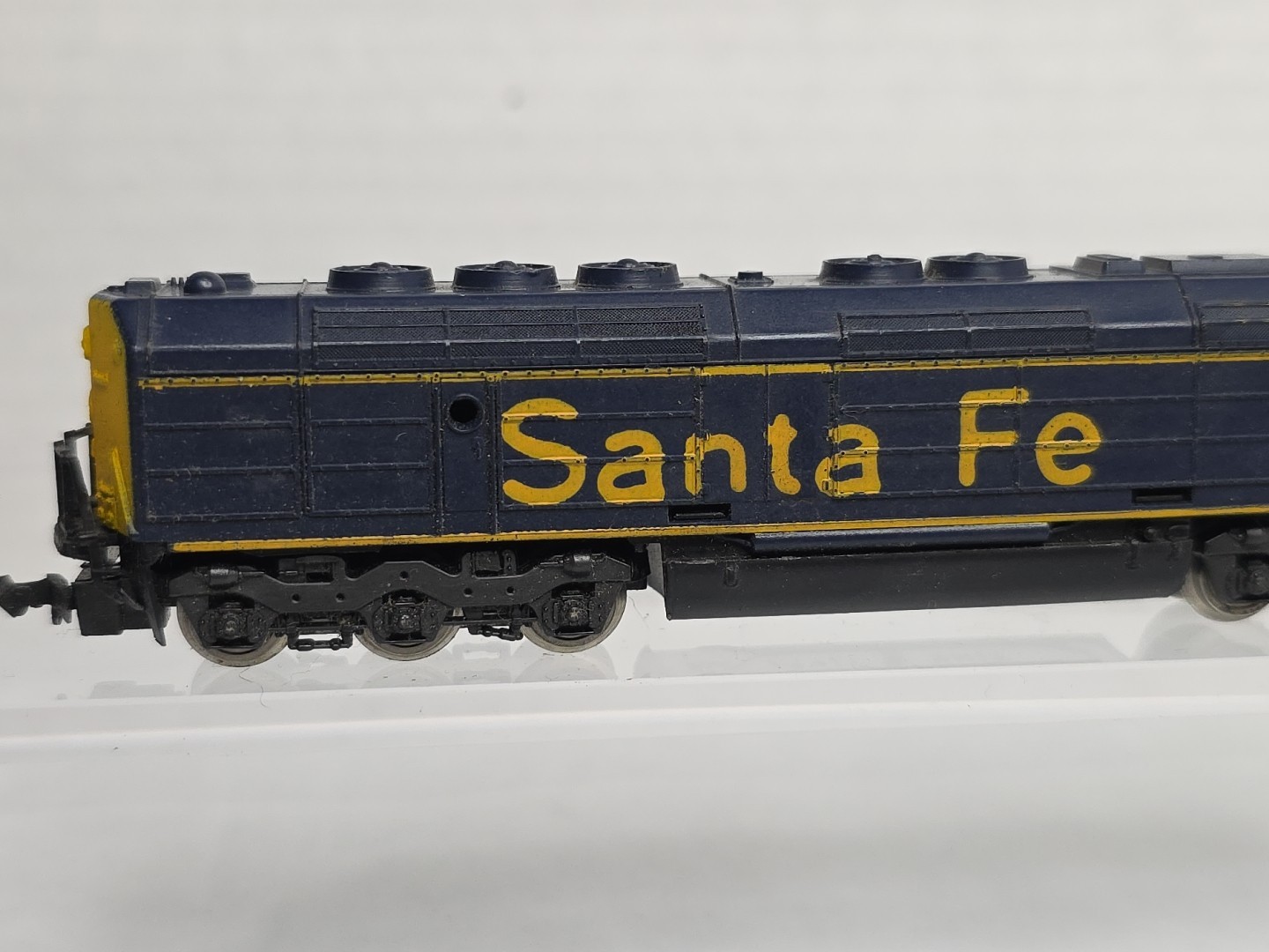 N Scale Lima Santa Fe ATSF 3927 SD-75 Diesel Locomotive Runs Read Description (A