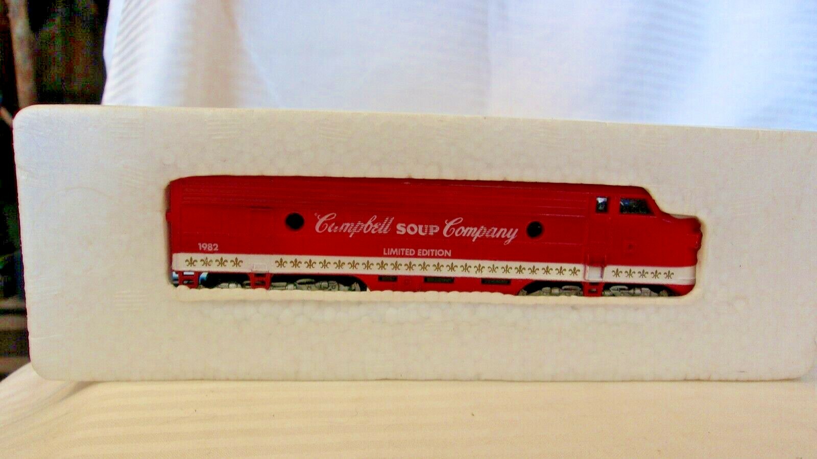 HO Scale Life-Like F7-A Diesel Locomotive Campbell Soup Company, Red, #1982