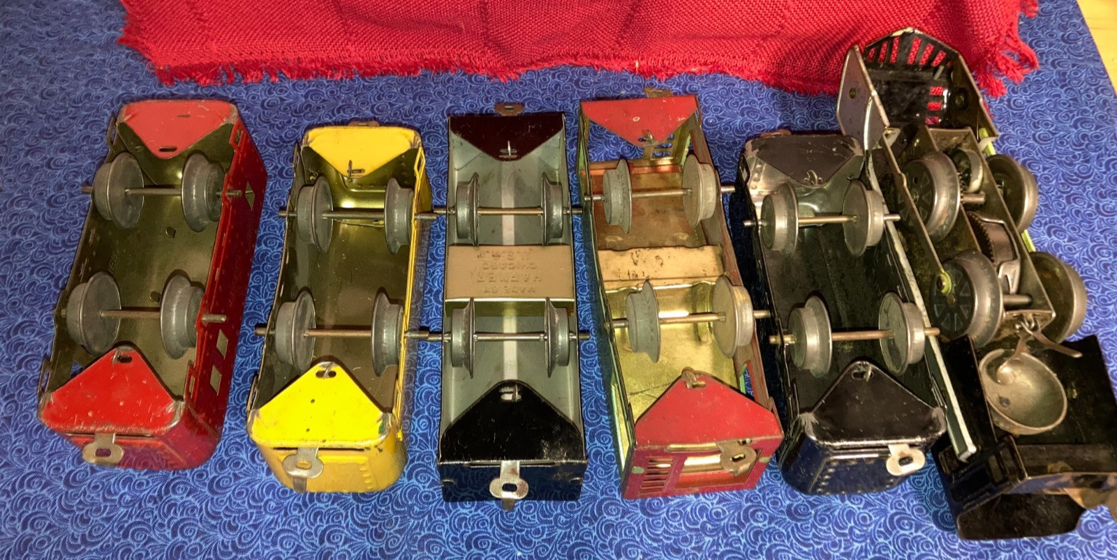 Hafner O Gauge Clockwork Loco #1010 with Key , Tender, 3 Freights & Caboose Runs