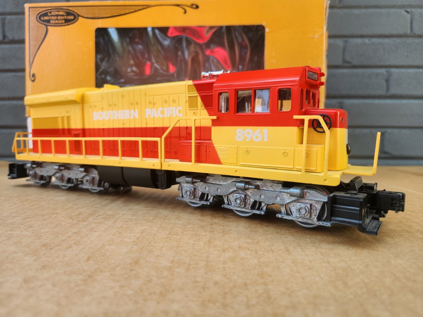Lionel 8961 SP Southern Pacific U36C Dummy Diesel Locomotive with Original Box