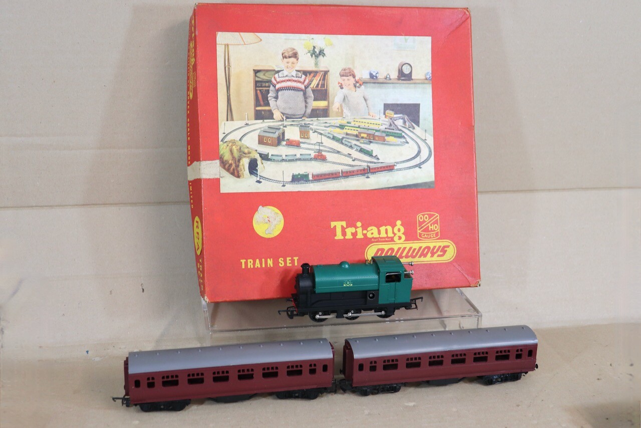 TRIANG RPA BR CLOCKWORK 0-6-0 TANK LOCOMOTIVE & COACH SET ob
