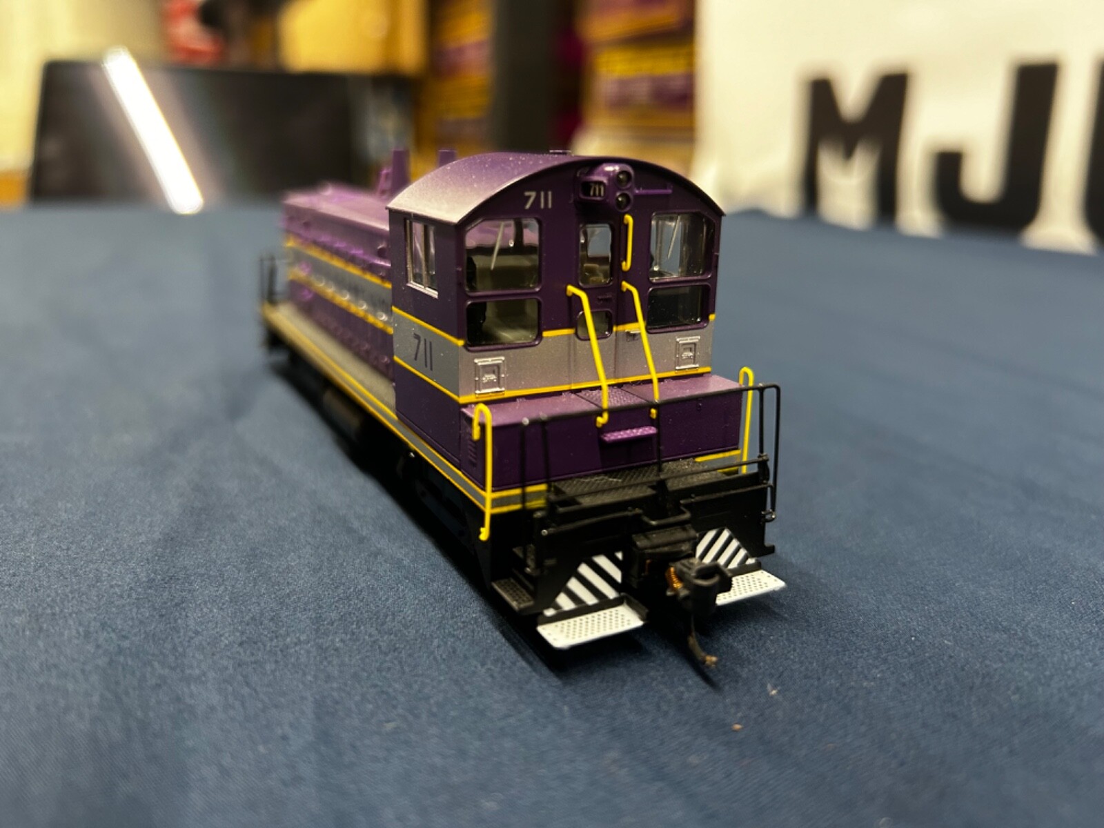 Life-Like Proto 2000 HO Atlantic Coast Line #711 SW9/1200 Diesel Engine DC