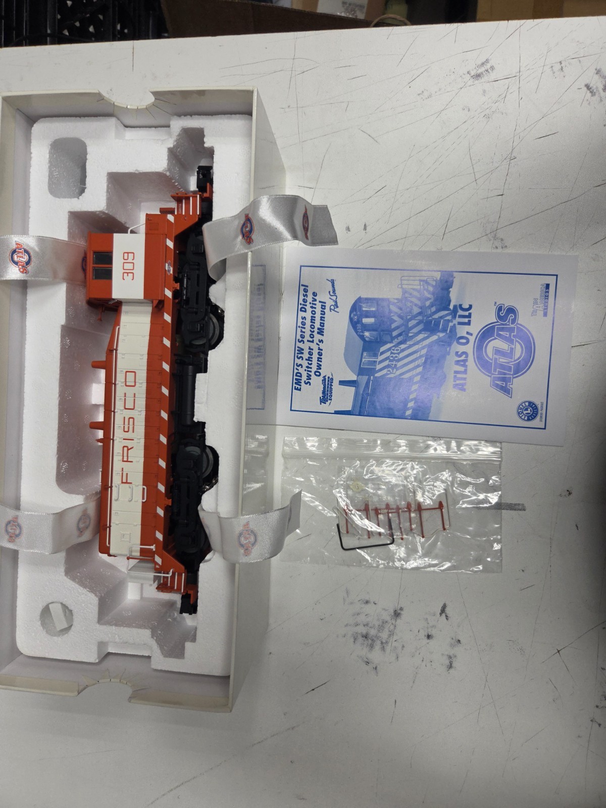 Atlas O SW9 Diesel 3013003-1. Frisco 309. 3 rail. New in box.