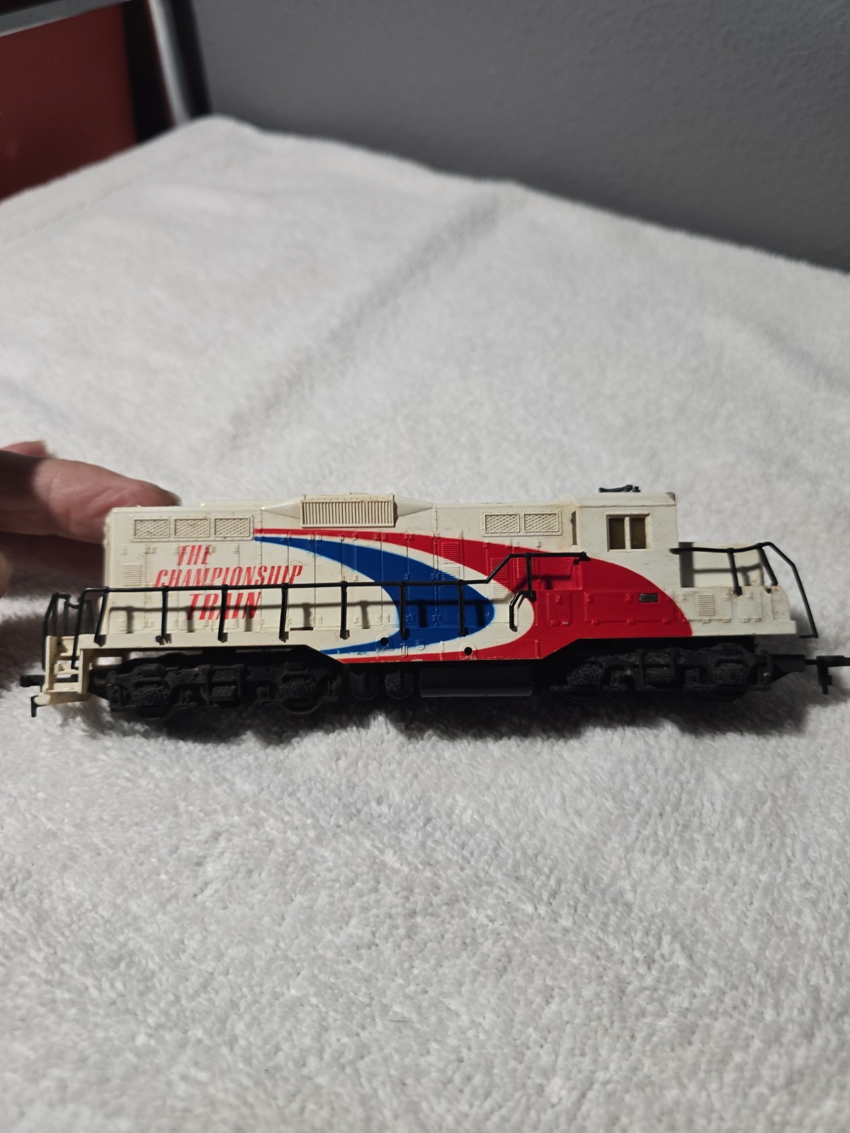 COX HO Scale The Championship Train GP-9 Diesel Locomotive Engine