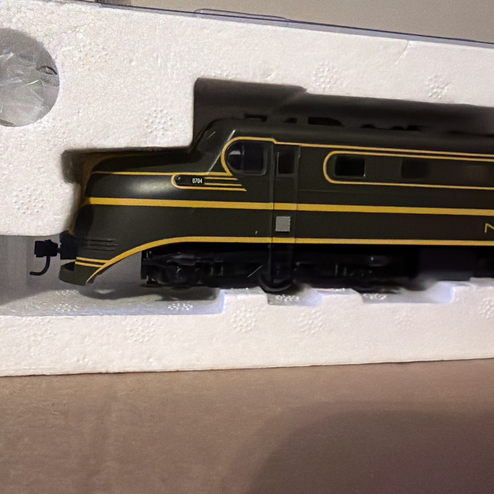 Proto 1000 30657 HO Scale New Haven DL-109 Diesel Locomotive #0702 New