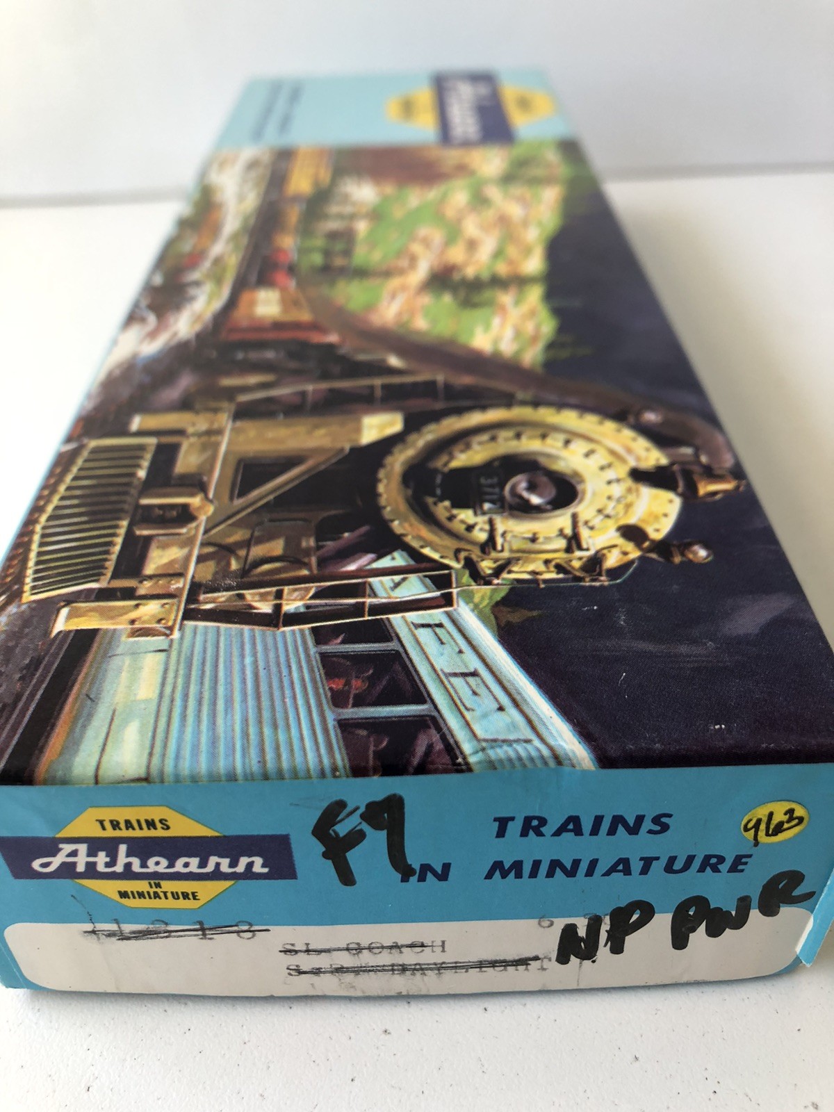 Athearn EMD F-9 Northern Pacific 601 A & Blank Southern Pacific 6441