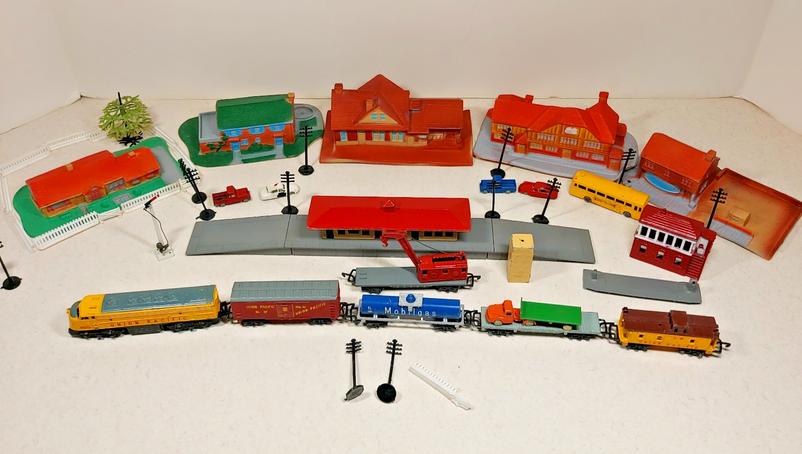 Vtg Lone Star N Scale UP Locomotive Train & Cars Houses Trucks Station England