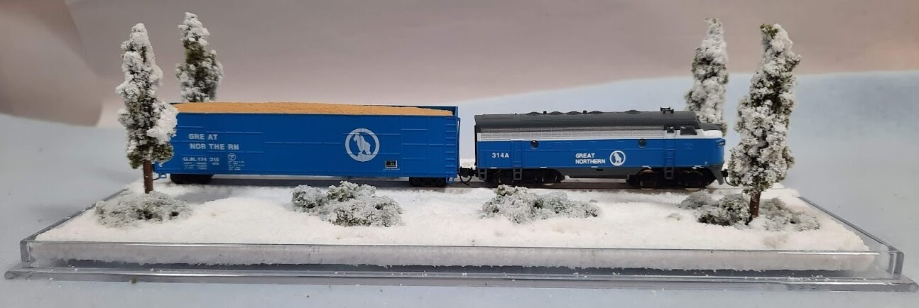 Z SCALE -SINGLE TRACK 8″ -DISPLAY CASE -“WINTER SCENE” FOR ANY Z TRAINS