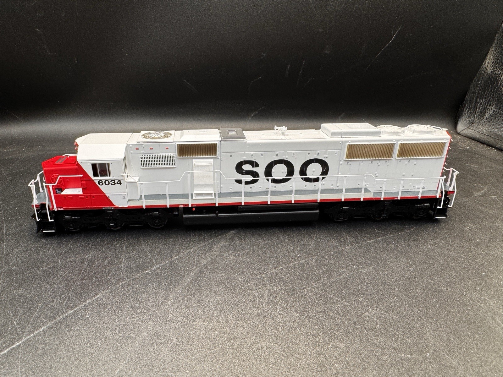 Athearn RTR 6034 Soo Line SD60 Red/White Ho Scale DC/DCC Ready 79863