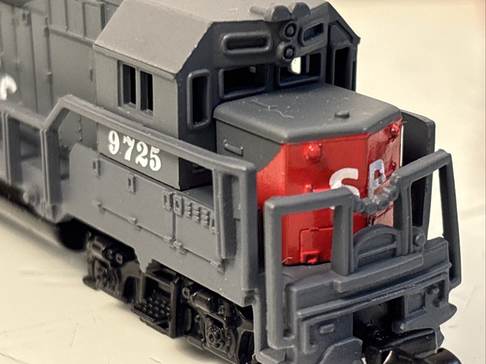 N Scale Southern Pacific 9725 Diesel Locomotive Caboose Box Railroad 3 Tracks