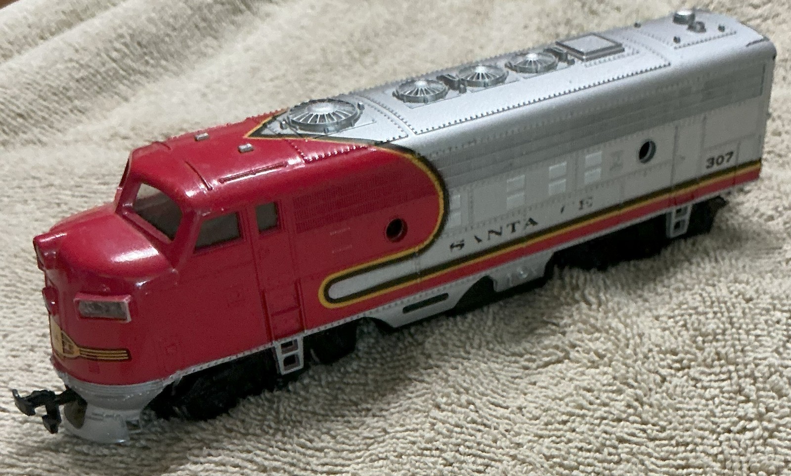 HO Model Power Santa Fe F-3 Diesel Locomotive, UNUSED Light works, Tries to run
