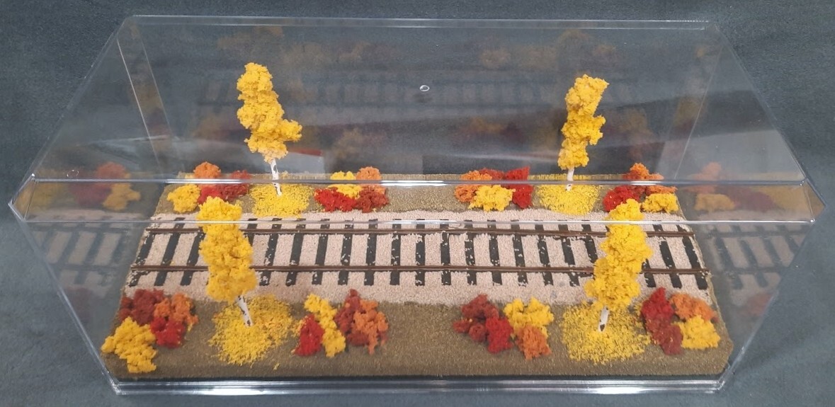 O SCALE – 16″ SINGLE TRACK -“FALL FOLIAGE” DISPLAY CASE FOR ANY O SCALE TRAINS